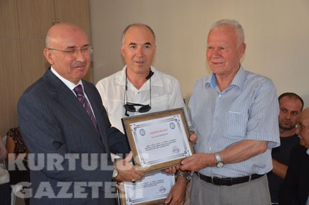 Özel eğitim merkezi çalışmalarına destek verenlere plaket takdimi